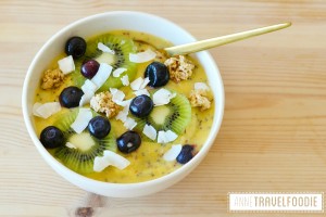 vegan mango smoothie bowl