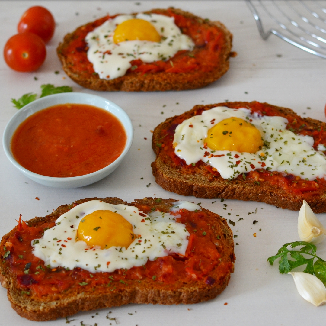 Toast with spicy tomato sauce and eggs - Anne Travel Foodie